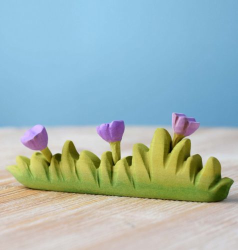 Bumbu Toys lila virágok a fűben fajáték, nagy